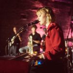 Sängerin Stina Holmquist mit ihrer Band