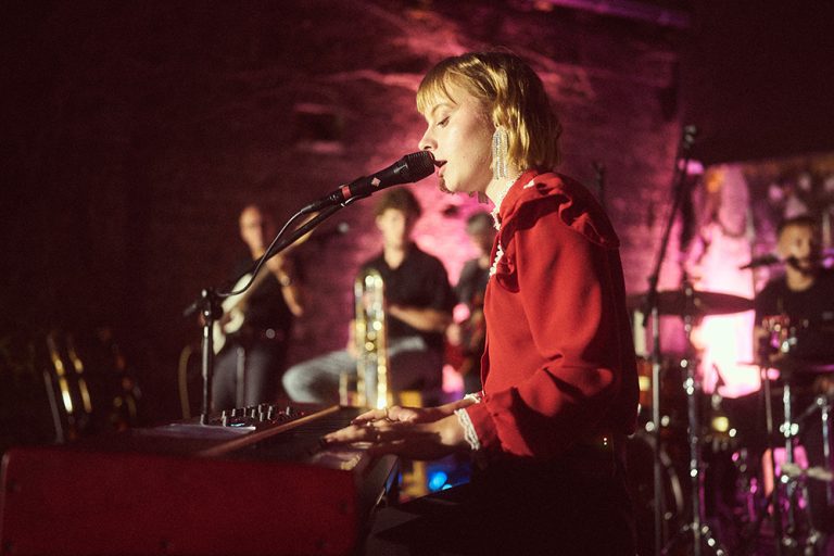 Sängerin Stina Holmquist mit ihrer Band