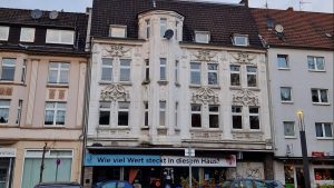 Die Hausfassade des Umbaulabors an der Bergmannstraße 23