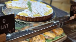 Kuchenauslage im Café Ütelier