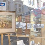 Ausstellung eines Bildes in einem Schaufenster