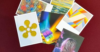 Auf rotem Hintergrund liegen mehrere Postkarten mit verschiedenen Motiven, sie sind reichlich bunt gestaltet.