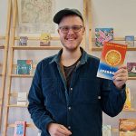 Lukas Hermann in seiner Buchhandlung