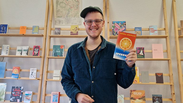 Lukas Hermann in seiner Buchhandlung