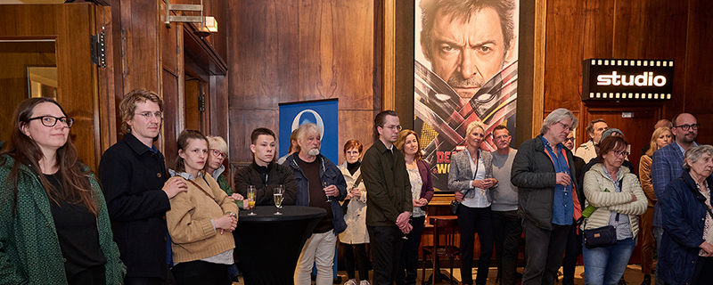 Publikum bei der Einweihungszeremonie der erste zehn Steine auf dem Walk of Fame im Foyer der Schauburg in Buer