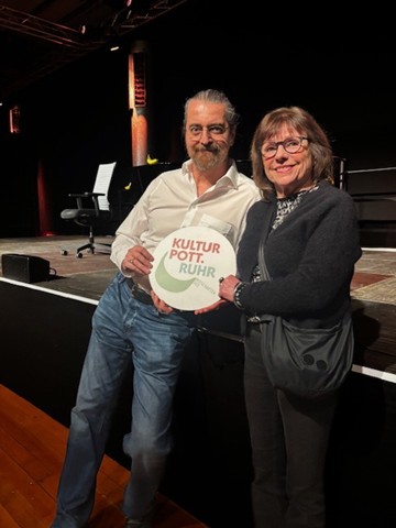 Vorsitzende des KulturPott.Ruhr Marita Heiliger zusammen mit Hagen Rether
