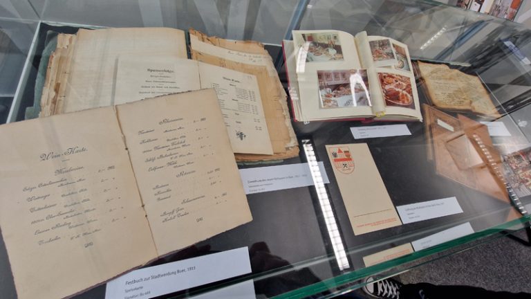 Mehrere alte Bücher
