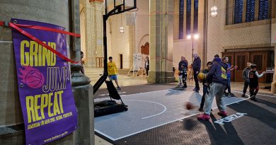 Mobiler Basketball Court in einer Kirche mit spielenden Kindern