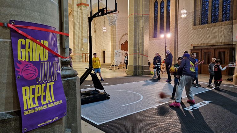 Mobiler Basketball Court in einer Kirche mit spielenden Kindern