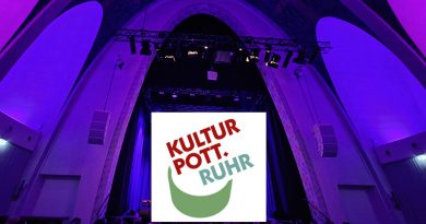 Logo des KulturPott.Ruhr vor der Kulisse der beleuchteten Bühne in der Heilig-Kreuz-Kirche