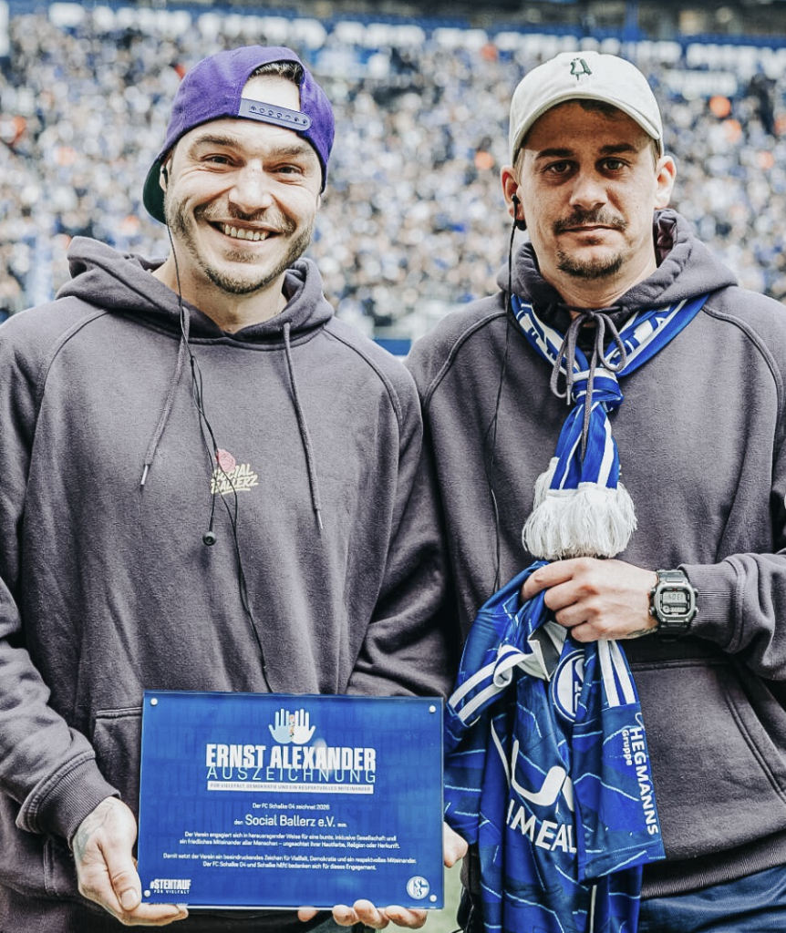 René (li) und André (re) von den Social BallerZ nahmen die Ernst-Alexander-Auszeichnung vor dem Schalke-Spiel gegen Dresden im Stadion entgegen