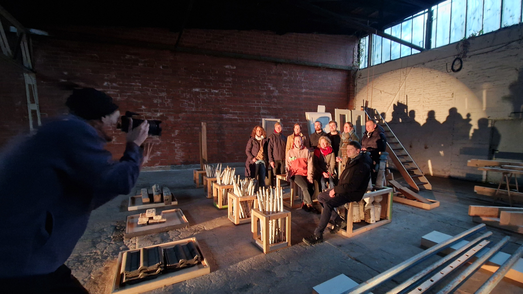 Gruppenbild in einer Lagerhalle