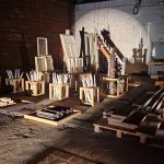 Gerettete Baustoffe in einer Lagerhalle