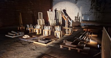 Gerettete Baustoffe in einer Lagerhalle