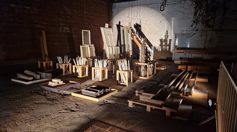 Gerettete Baustoffe in einer Lagerhalle