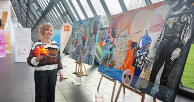 Künstlerin Godana Karawanke vor den Gemälden