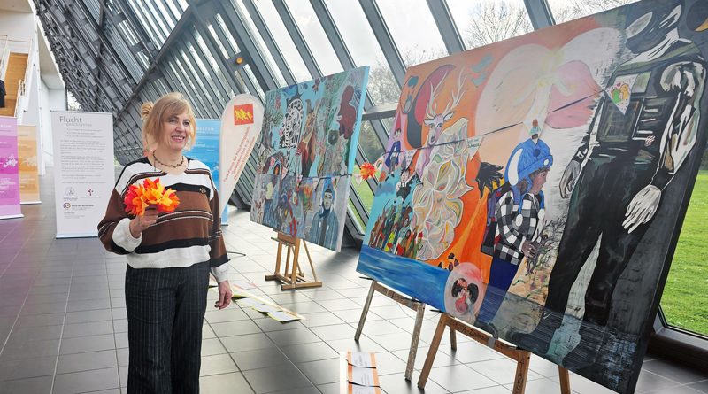 Künstlerin Godana Karawanke vor den Gemälden