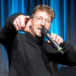 Dennis Sonne als Rapper Sittin Bull auf der Bühne der Vielfalt