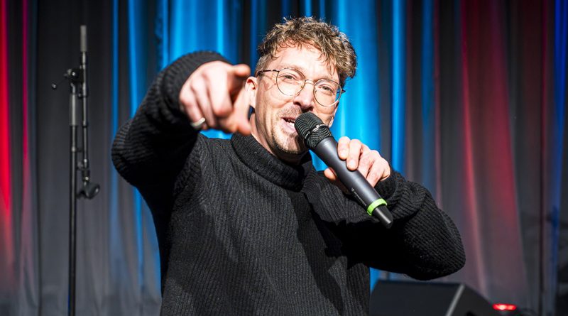 Dennis Sonne als Rapper Sittin Bull auf der Bühne der Vielfalt