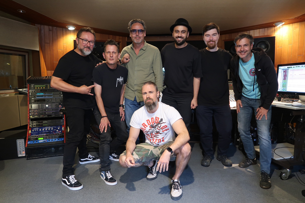 Die Band Decadance Dance im Hansa Studio mit Kian Moghaddamzadeh und Marian Hafenstein, Gruppenfoto mit sieben Personen