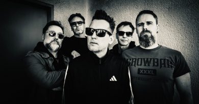 Die fünf Bandmitglieder von Decadance Dance