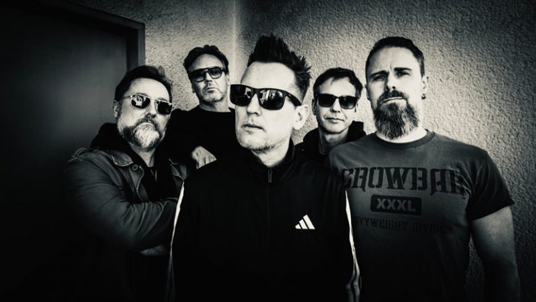 Die fünf Bandmitglieder von Decadance Dance
