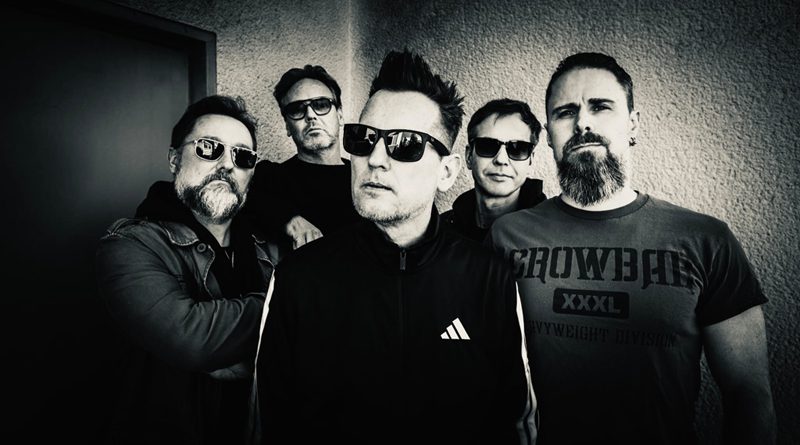 Die fünf Bandmitglieder von Decadance Dance