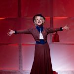 Schauspielerin Anke Sieloff auf der Bühne als Dolly