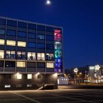 Musiktheater im Revier von aussen bei Nacht, bunt beleuchtet