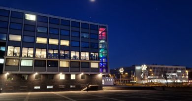 Musiktheater im Revier von aussen bei Nacht, bunt beleuchtet