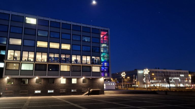 Musiktheater im Revier von aussen bei Nacht, bunt beleuchtet