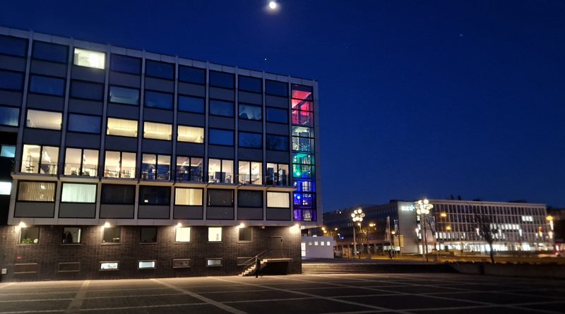 Musiktheater im Revier von aussen bei Nacht, bunt beleuchtet