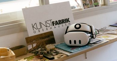 Eine Fensterbank auf der eine VR-Brille mit Büchern und einer Karte mit der Aufschrift Kunstfabrik zu sehen ist