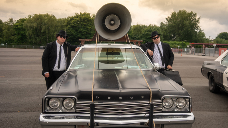 Die Fantastic Blues Brothers mit ihrem Auto