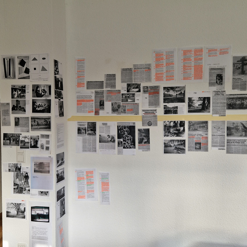 Projektraum im Halfmannshof mit Zeitungsartikeln und Recherchematerial