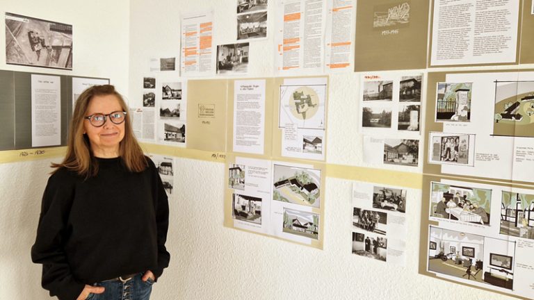Gabi Tautorat in dem Projektraum im Halfmannshof