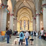 Blick auf den Kreativmarkt im Kirchenschiff