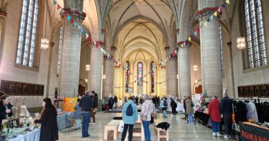 Blick auf den Kreativmarkt im Kirchenschiff