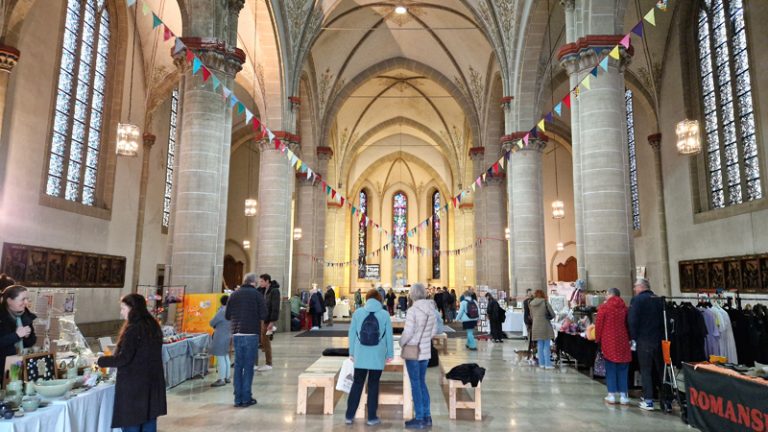 Blick auf den Kreativmarkt im Kirchenschiff
