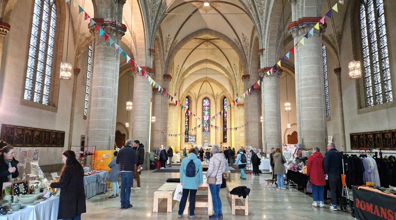 Blick auf den Kreativmarkt im Kirchenschiff