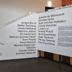 Wand im Kunstmuseum mit Namen der aktuell Ausstellenden