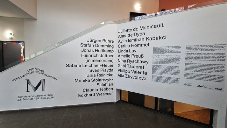 Wand im Kunstmuseum mit Namen der aktuell Ausstellenden