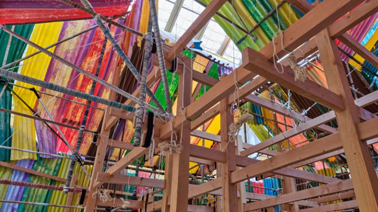 Ausstellungsansicht "Pump House" von Michael Beutler