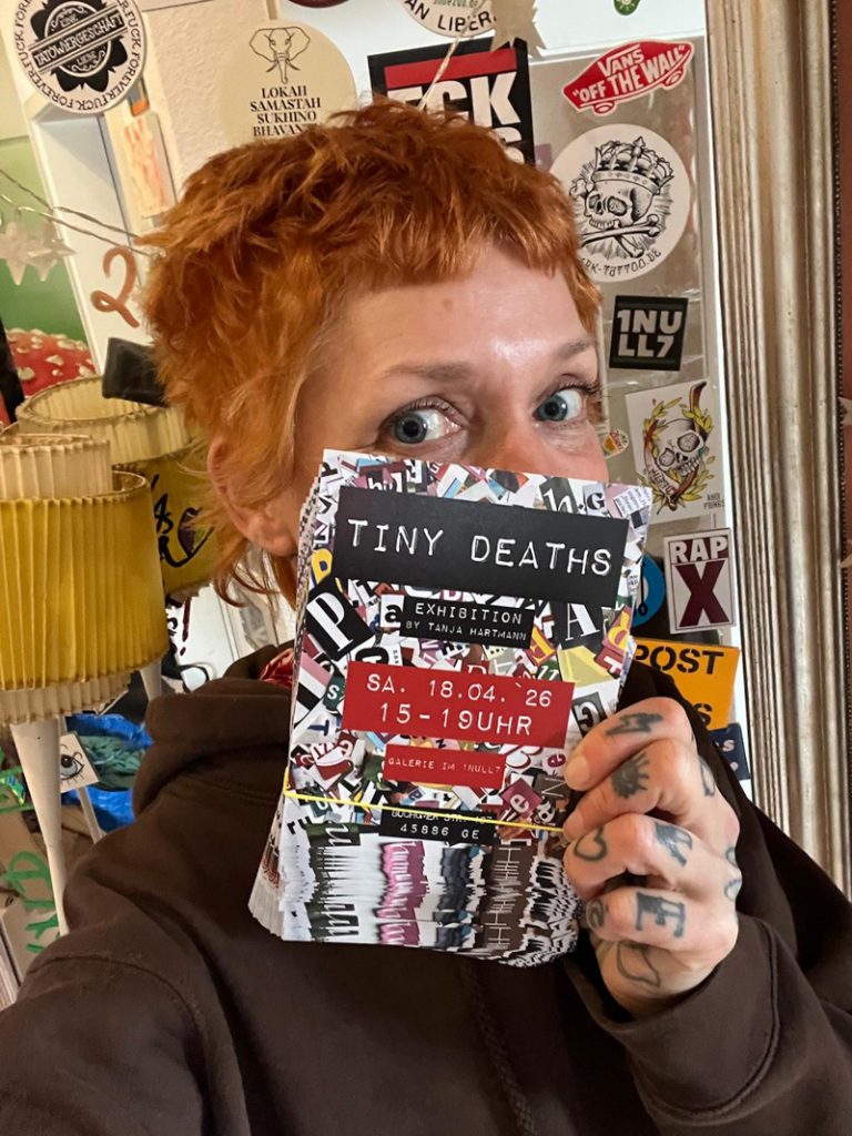 Künstlerin Tanja Hartmann mit Flyern für ihre Vernissage