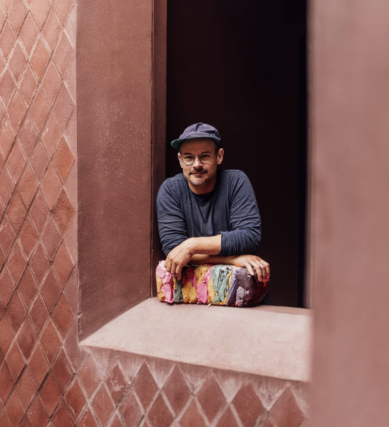 Kunstpreisträger Michael Beutler, sitzend im Fenster