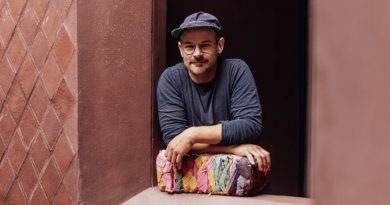 Kunstpreisträger Michael Beutler, sitzend im Fenster