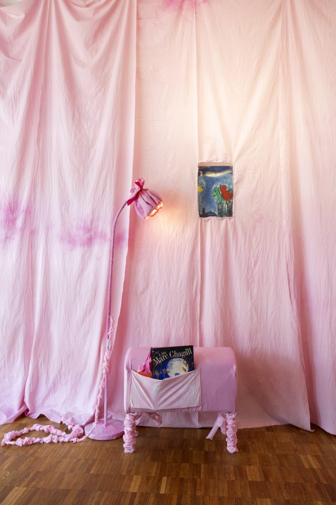 Kunstinstallation „Ein Hauch von Bibliothek“ (Projekt: Ein Dorf) von Lisa Klosterkötter, Gesa Kolb und Corinne Riepert