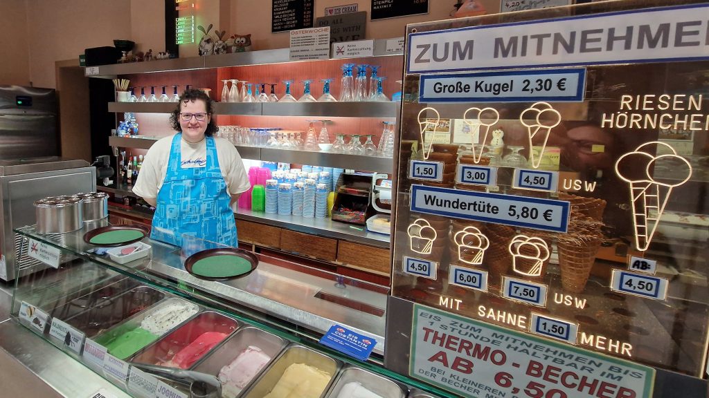 Clio Costantin hinter der Eistheke