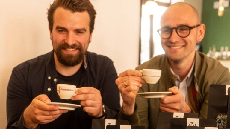Marius Rupieper und Josef Bathen präsentieren ihren Kaffee made in Gelsen.