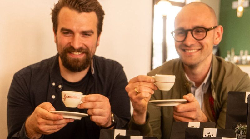 Marius Rupieper und Josef Bathen präsentieren ihren Kaffee made in Gelsen.
